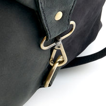 Laden Sie das Bild in den Galerie-Viewer, A.P. Donovan Reisetasche aus Büffelleder | schwarz